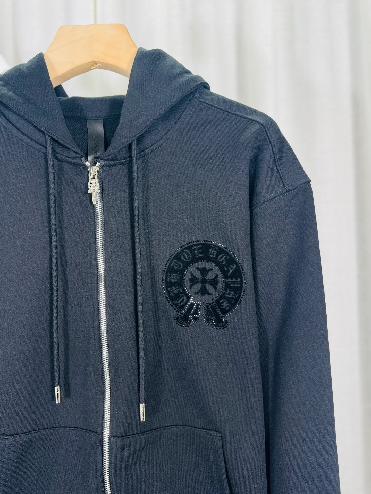 P340 top version, real shot without P, ​​different from market currency) 𝗖𝗵𝗿𝗼𝗺𝗲 𝗛𝗲𝗮𝗿𝘁𝘀/Cro Heart 2025 washed and burned flower patch embroidered autumn and winter new original single counter American hollow patch 3D couple casual cardigan sweatshirt 👑The highest version! Customized fabric 480g tripe terry fabric! American acid-washed and distressed original fabric, laser burning + patch embroidery, exquisite embroidery of letters! The best-selling model in the counter, very comfortable to wear. Accessories: original molded and authenticated collar label➕100% silk wash label. Genuine purchase-grade original hangtag➕matching hanging rope➕3D hanging beads➕original packaging bag. Craftsmanship: The original version has consistent wiring! The highest version of the armhole matching technique! Color: Black Apricot Size: S M L XL Style Number: 25-356